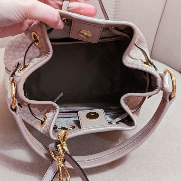 Michael Kors bucket bag mauve/pink and cream initial print - Picture 5 of 8